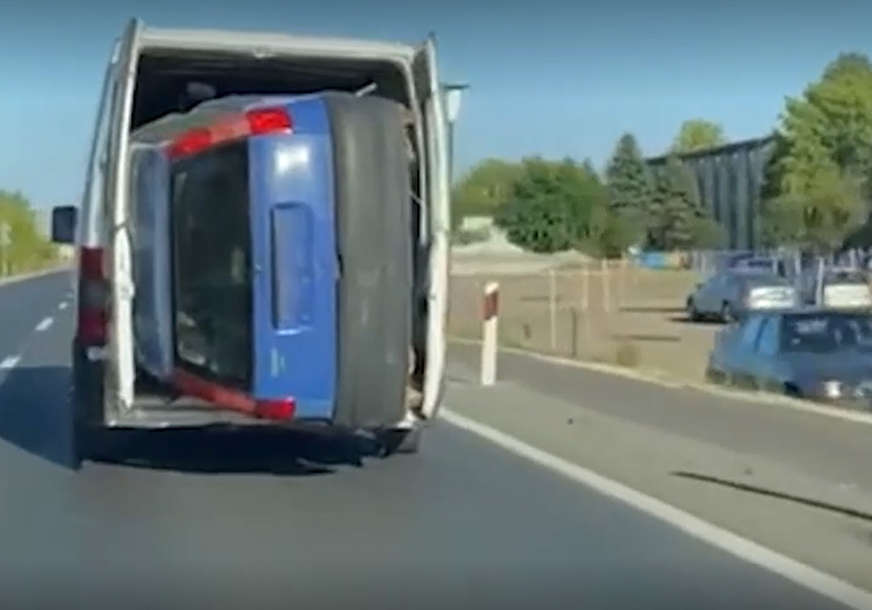 Na Balkanu sve je moguće: Ugurao automobil u kombi i vozi, svi se pitaju KAKO JE USPIO? (VIDEO)