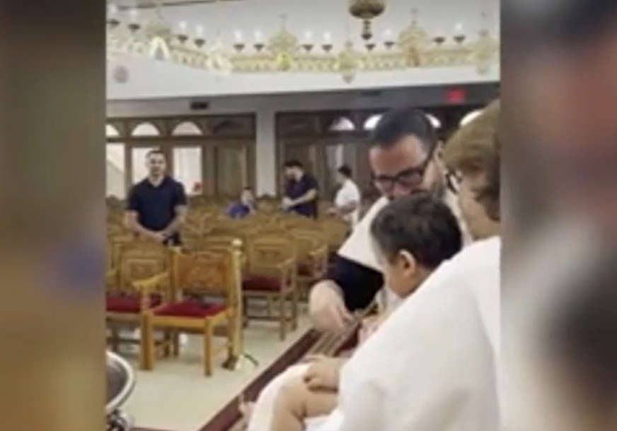 "Svešenik krsti dijete, a onda dijete uzvraća" Snimak sa krštenja KRUŽI INTERNETOM i ljudi ne vjeruju šta gledaju (VIDEO)