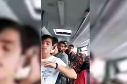 Jeziva scena u autobusu punom migranata “Kad ti budem sunuo metak u tu crnu glavu smrdljivu” (VIDEO)