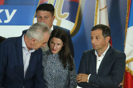 OBJAVILI ISTOVREMENO Da li je ovo zajednički izborni slogan Jelene Trivić i Mirka Šarovića (FOTO)