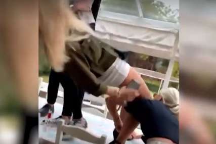 HIT SNIMAK Plavuša se popela na sto da đuska, ali nije joj sve krenulo po planu (VIDEO)