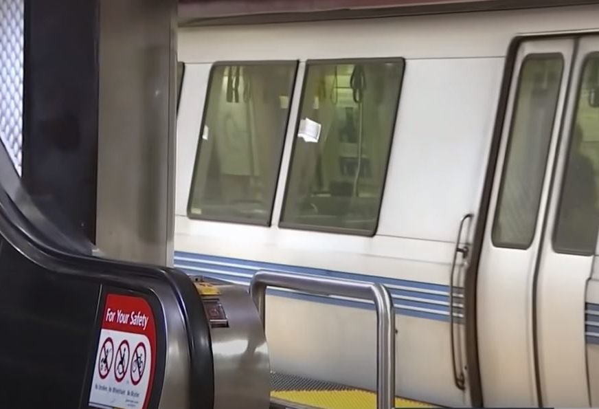 Jeziva nesreća u podzemnoj stanici: Žena poginula nakon što su se zatvorila vrata između nje i psa na povocu (VIDEO)