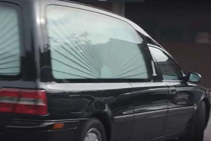 Snimak kamiona pogrebnog preduzeća sa neobičnim sloganom postao viralan, evo zašto (FOTO)