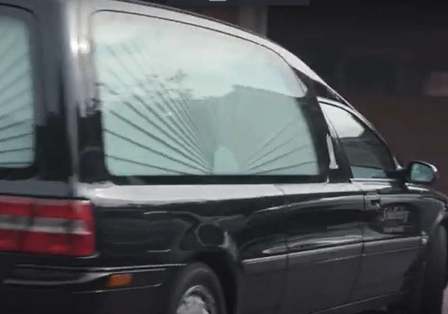 Snimak kamiona pogrebnog preduzeća sa neobičnim sloganom postao viralan, evo zašto (FOTO)