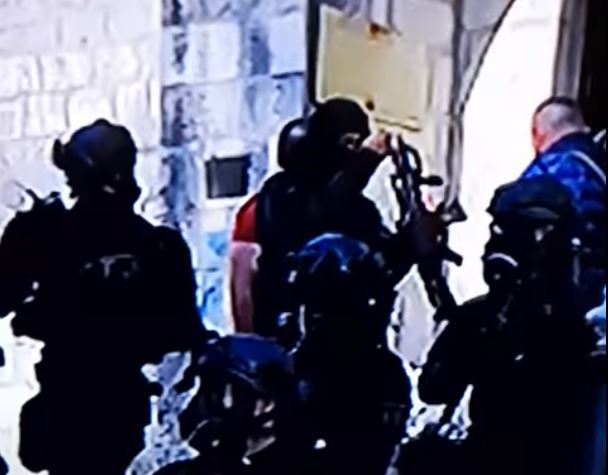 ODUŠEVIO VJERNI NAROD Policajac koji je ostavio pušku da bi se prekrstio je heroj sa Košara (VIDEO)