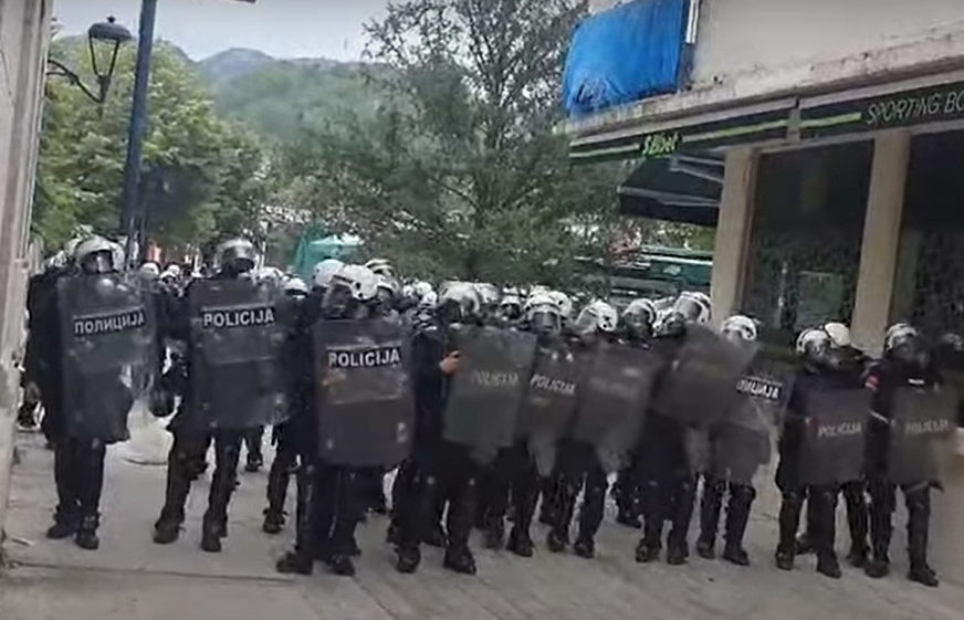 I dalje haos u Cetinju: Gore barikade, povrijeđeni demonstranti i policija (VIDEO)