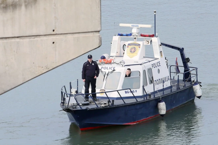 Drama na rijeci: Policija spasila 12 putnika koji su bili zarobljeni u brodu