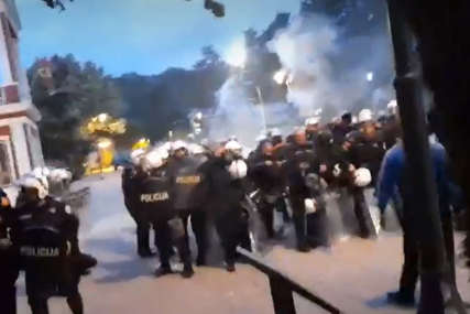 LETJELE KAMENICE, SUZAVAC I ŠOK BOMBE I jutros sukobi demonstranata i policije u Cetinju uoči ustoličenja mitropolita Joanikija (VIDEO)