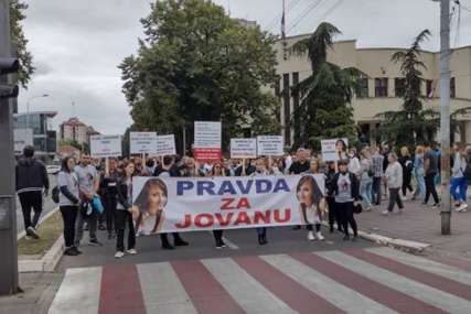 "Ubice ne bi trebalo da puštaju da se brane iz kućnog pritvora" Porodica stradale Jovane Petković protestovala pred sudom