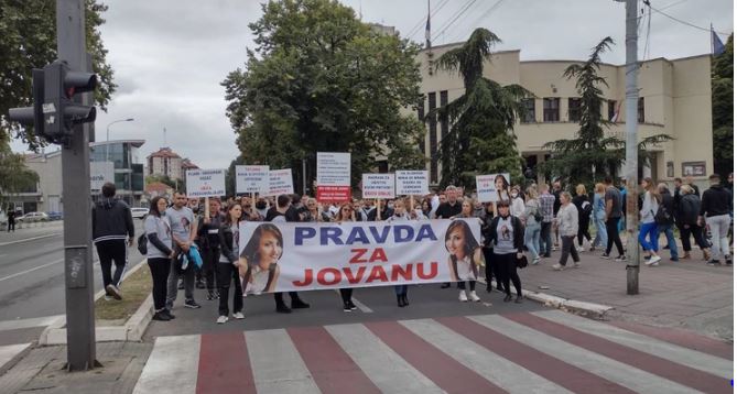 "Ubice ne bi trebalo da puštaju da se brane iz kućnog pritvora" Porodica stradale Jovane Petković protestovala pred sudom
