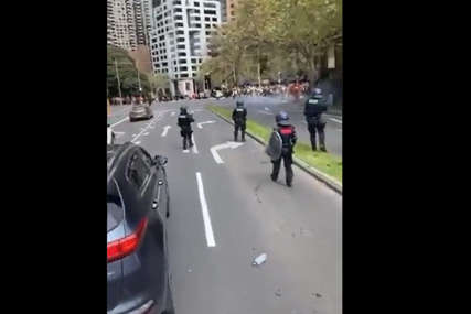 Haos tokom protesta u Melburnu: Policajci u džipovima bježe od pomahnitalih demonstranata (VIDEO)