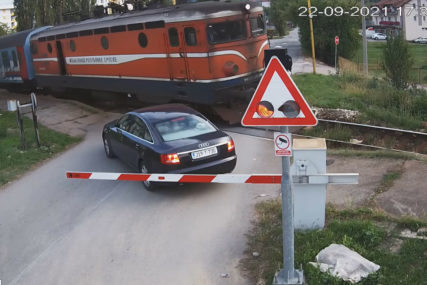 "Voz uvijek ima prednost" Neodgovorni vozač ignorisao rampu na pružnom prelazu kod Incela (VIDEO)