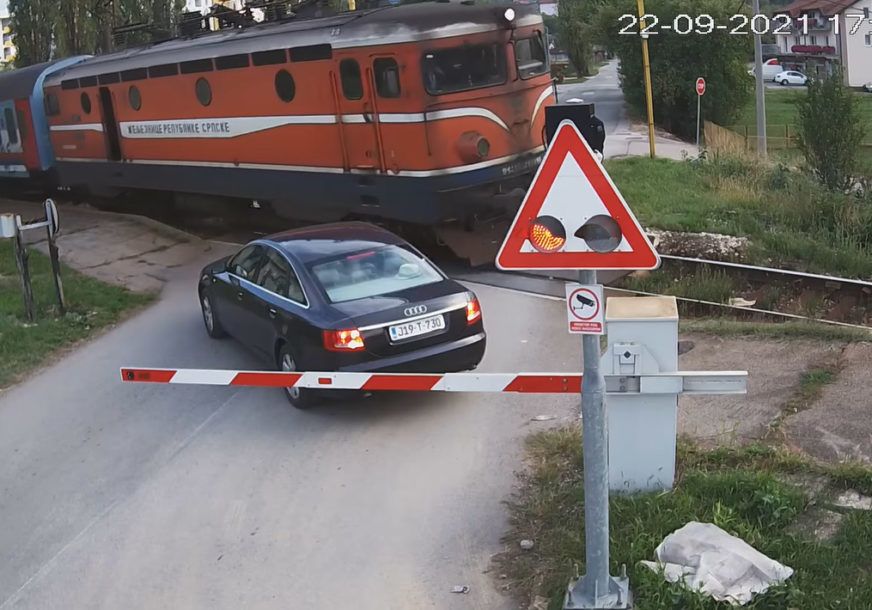 "Voz uvijek ima prednost" Neodgovorni vozač ignorisao rampu na pružnom prelazu kod Incela (VIDEO)