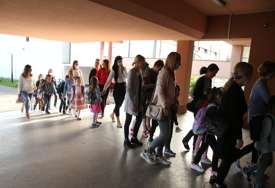 POČINJE NOVA ŠKOLSKA GODINA U prve razrede osnovnih i srednjih škola upisano više od 17.000 učenika