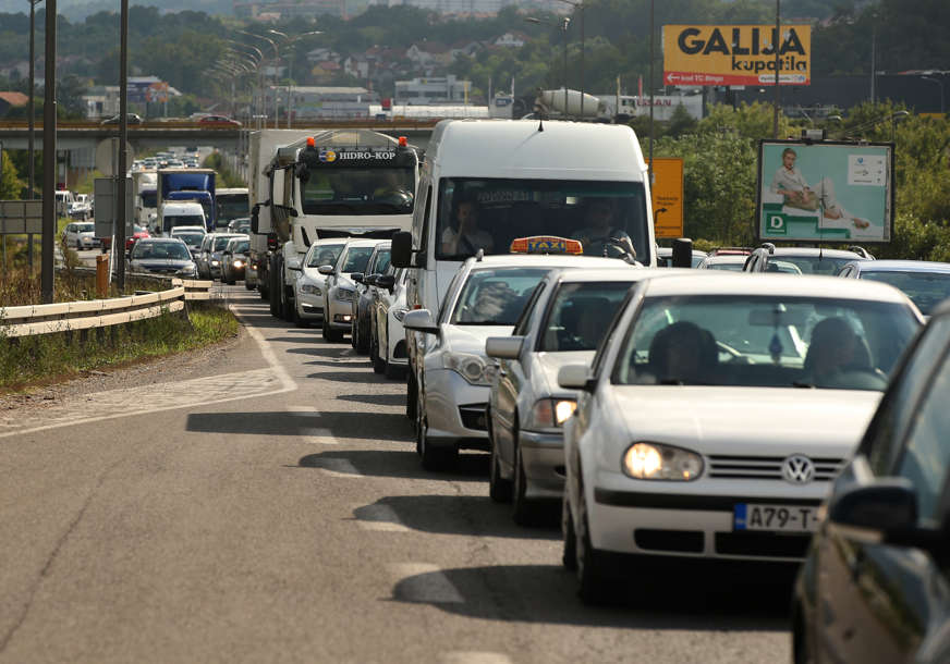 Za 24 sata 2 saobraćajke kod Prijedorske petlje: U nesreći učestvovalo 5 vozila, lančani sudar izazvao kolaps na putu
