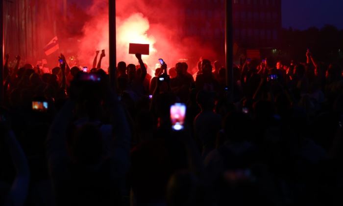 Protesti u Sloveniji: Demonstranti bacali baklje na Parlament