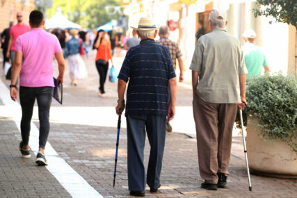 penzioneri šetaju ulicom