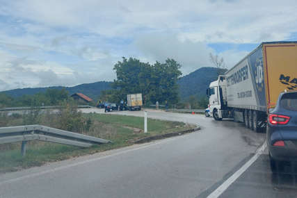 Materijalna šteta: Kiša „kumovala“ sudaru na putu prema Manjači (FOTO)