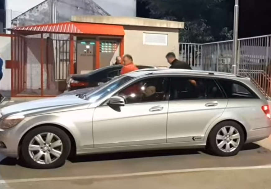 NAPADAČI S FANTOMKAMA Zapaljen automobil službenih lica, fudbaleri Borca nakratko zaustavljeni na putu kući (VIDEO)