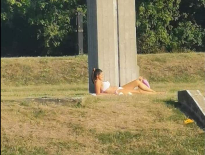Mnogi osudili njeno ponašanje: Djevojka u kupaćem se sunčala ispod spomenika posvećenom žrtvama rata (FOTO)