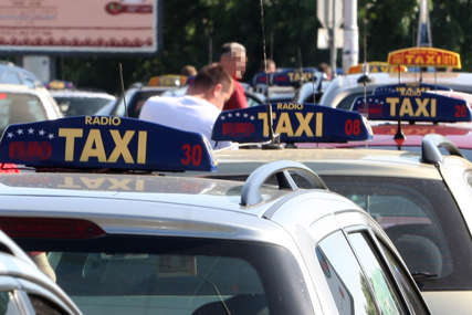 Nešto najljepše: U taksiju uslikan prizor zbog kojeg ćete se raznježiti (FOTO)