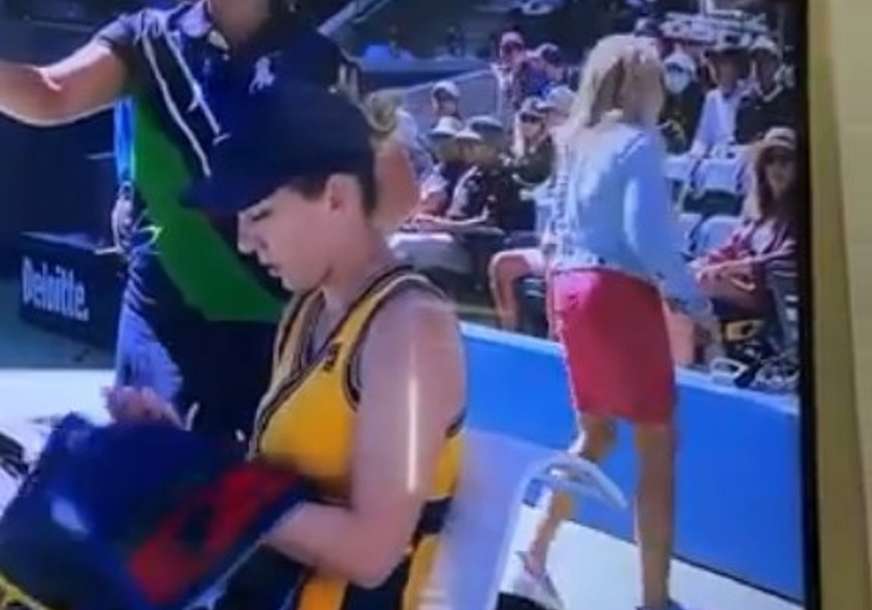 Sve zbog selfija: Žena uskočila na teren tokom meča na US openu (VIDEO)