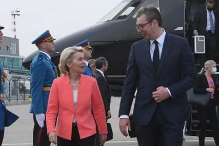 Predsjednica Evropske komisije stigla u Srbiju: Vučić je dočekao na aerodromu s buketom cvijeća