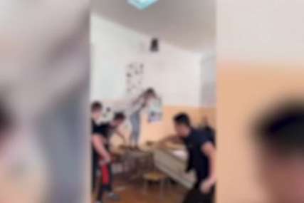Upali u učionicu i krenuli da ruše: Šokantan snimak iz jedne srednje škole (VIDEO)