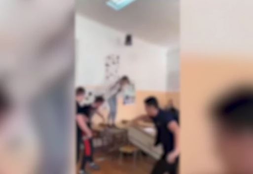 Upali u učionicu i krenuli da ruše: Šokantan snimak iz jedne srednje škole (VIDEO)