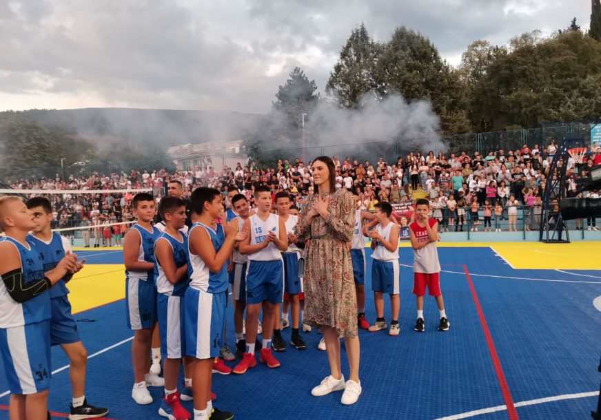 "Oduševljena sam!" Tijana Bošković svečano otvorila novo sportsko igralište u rodnoj Bileći (FOTO)