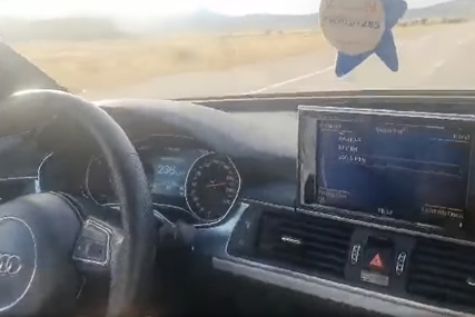 U službenom autu se vozili 250 kilometara na sat: Isplivao snimak brze vožnje gradonačelnika Prijedora (VIDEO)