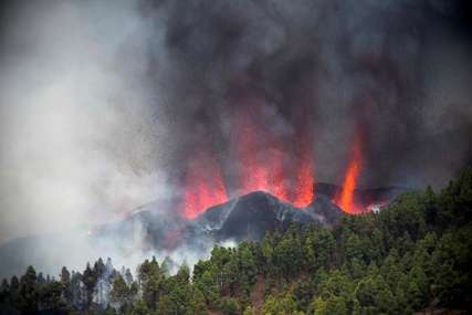 Evakuisano oko 5.000 ljudi: Lava teče niz padine vulkana, nema povrijeđenih