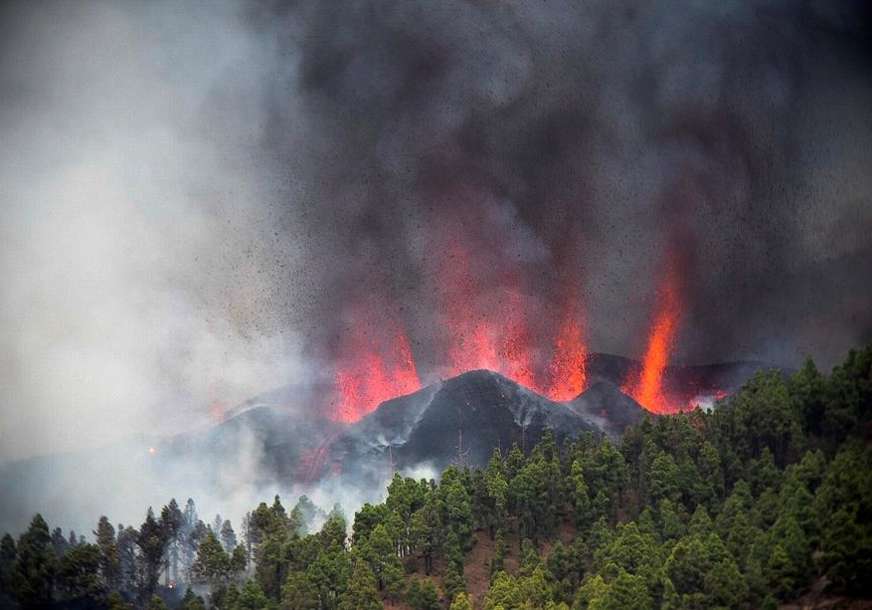 Peti dan teče lava: Vulkan na La Palmi i dalje aktivan (FOTO,VIDEO)