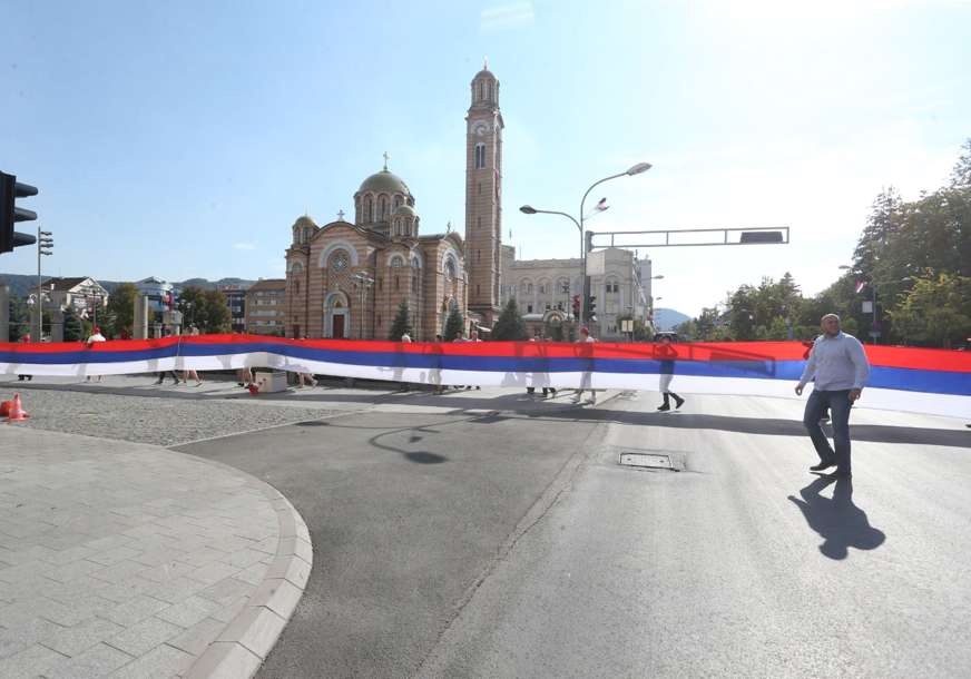 SNSD ORGANIZOVAO SVEČANI DEFILE Na ulicama Banjaluke zastava od 80 metara (FOTO,VIDEO)