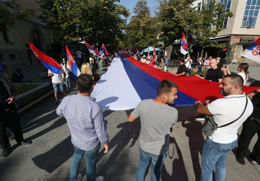 Zastava od 70 metara: Defile Ujedinjene Srpske povodom Dana srpskog jedinstva (FOTO)