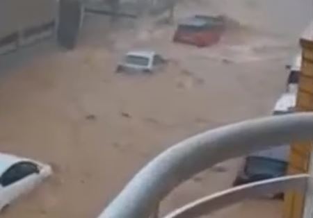 NAJMANJE DVOJE POGINULO Zbog poplava više hiljada ljudi evakuisano