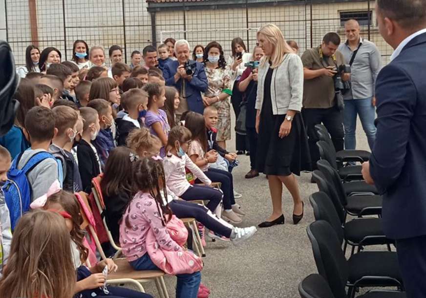 U ovoj školi povećan broj đaka prvaka: Cvijanovićeva posjetila učenike u Roćeviću kod Zvornika (FOTO)