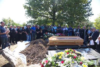 Tri sveštenika, dva "druga iz komiteta" i cijelo selo: Ovako je sahranjen Živko Radišić (FOTO)