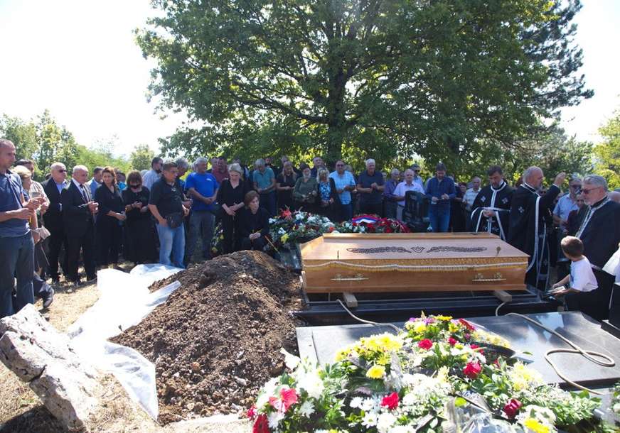 Tri sveštenika, dva "druga iz komiteta" i cijelo selo: Ovako je sahranjen Živko Radišić (FOTO)