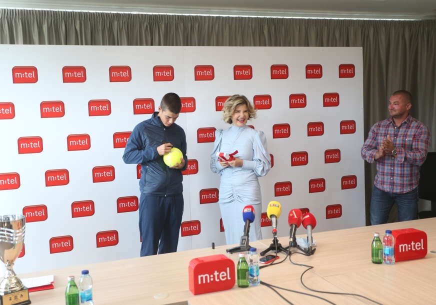 Kompanija m:tel uz mladog tenisera: Maksimoviću novčana podrška, direktorki Trivan POTPIS BUDUĆEG ASA (FOTO)