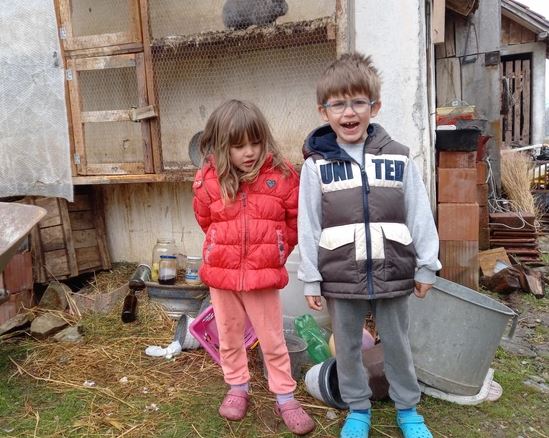 Lazarevići OKREĆU NOVI LIST: Aleksandar (5) i Anđela (4) sanjali su o punom frižideru i kupatilu koje nije napolju, a sada će dobiti novu kuću (FOTO)
