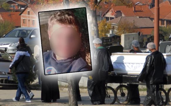 Majka skrhana bolom pored bijelog kovčega: Sahranjen dječak (16) koji je preminuo u kućnoj izolaciji (FOTO)