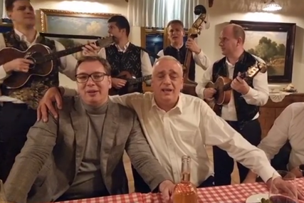 I VUČIĆ ZAPJEVAO Nakon sastanka sa Orbanom objavio snimak sa tamburašima (FOTO, VIDEO)