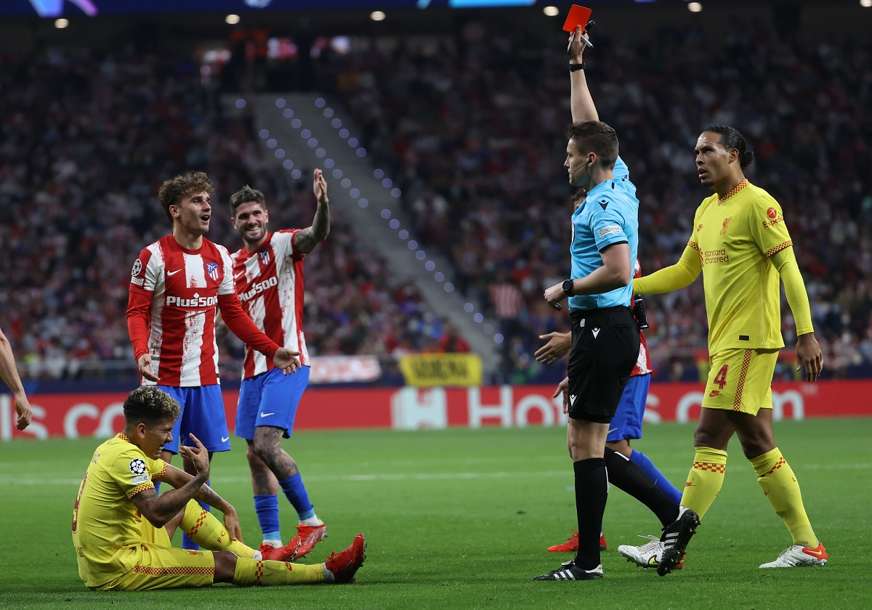 Isti prekršaj, različite kazne: Grizman je dobio crveni karton, za Ibrahimovića važe druga pravila (FOTO, VIDEO)
