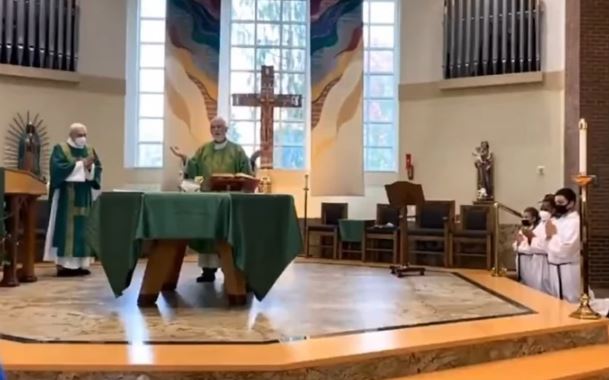 TUČA USRED CRKVE Muškarac ometao službu, a onda ušao u fizički sukob kod oltara (VIDEO)