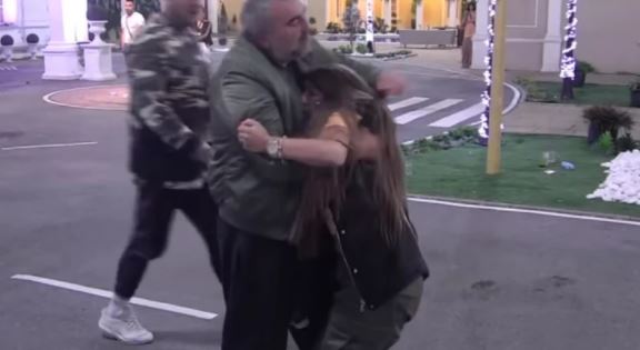 Ukućani u nevjerici: Neviđena pometnja u Zadruzi, Dalila se slomila poslije okršaja sa Carem (FOTO)
