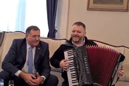 MIROSLAV POKRENUO BURU Ko je harmonikaš kojeg je Dodik doveo u zgradu Predsjedništva BiH (VIDEO)