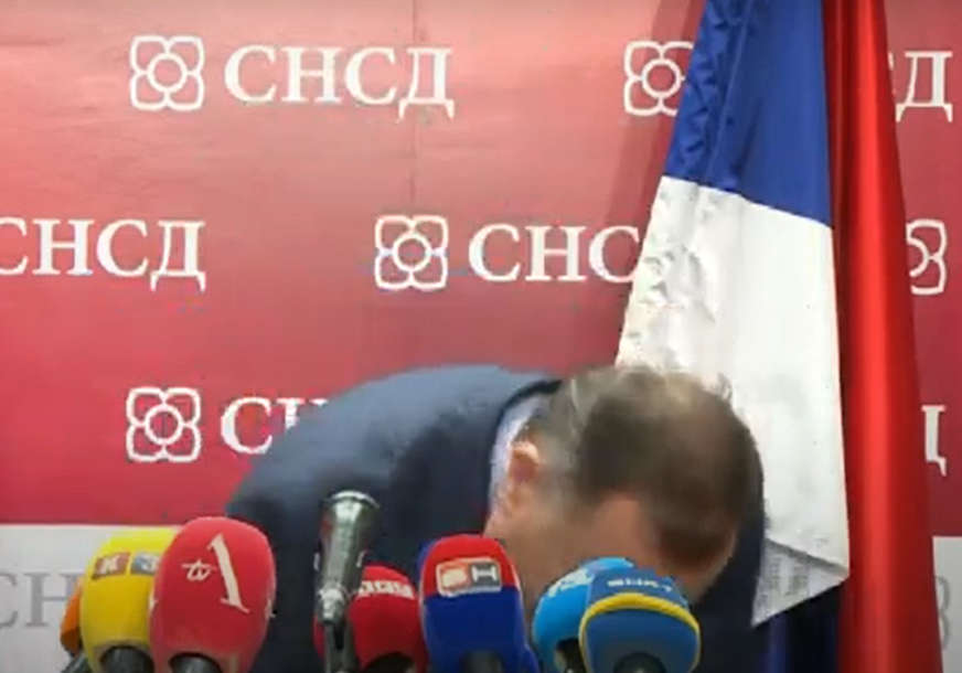 "Al' griju ovi u SNSD" Dodik  srušio mikrofon tokom konferencije za novinare, a onda je ovo uradio (VIDEO)