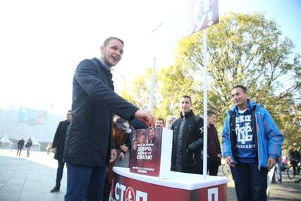 "Zna li Milorad šta znači teško živjeti“ Mladi na Trgu Krajine organizovali akciju prikupljanja pomoći za porodicu Dodik (FOTO)