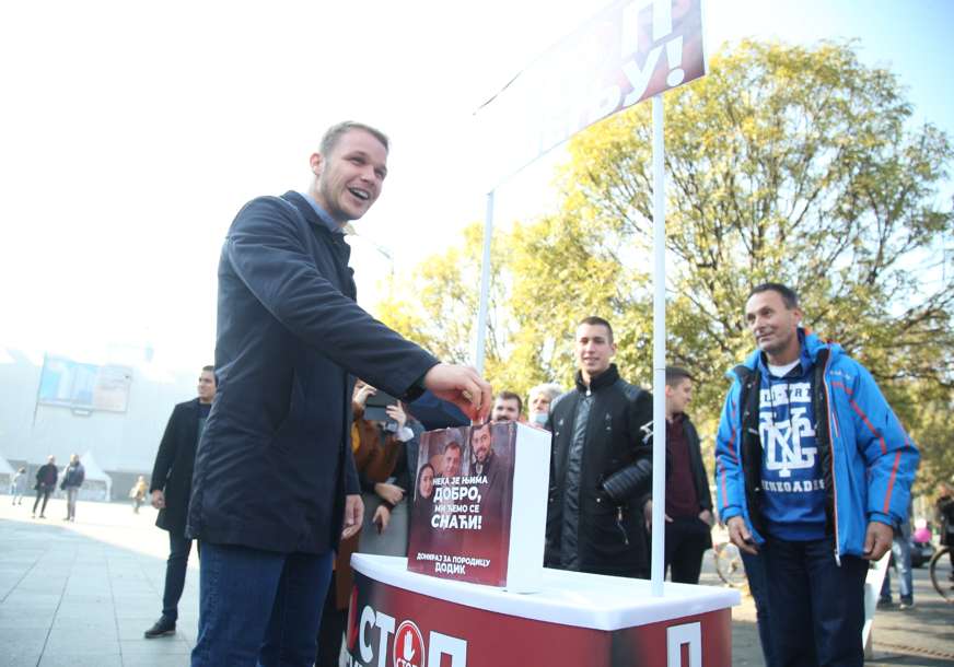 "Zna li Milorad šta znači teško živjeti“ Mladi na Trgu Krajine organizovali akciju prikupljanja pomoći za porodicu Dodik (FOTO)